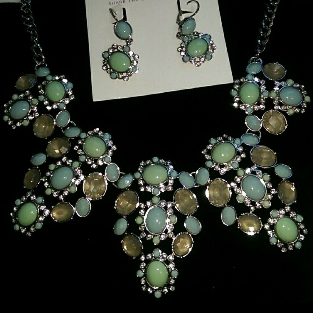 Statement necklace and earrings - Picture 2 of 4